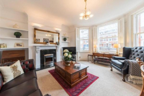 A very English 2 bedroom flat in Fulham